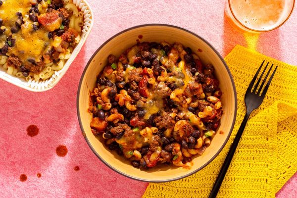 Beef chili mac with cheddar