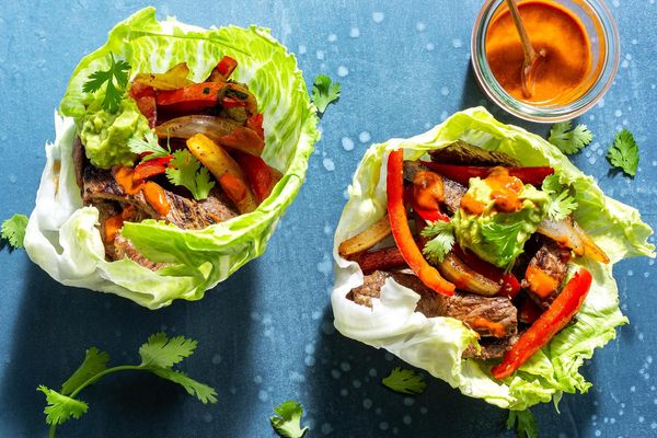 Steak fajita lettuce wraps with New Mexican chile salsa