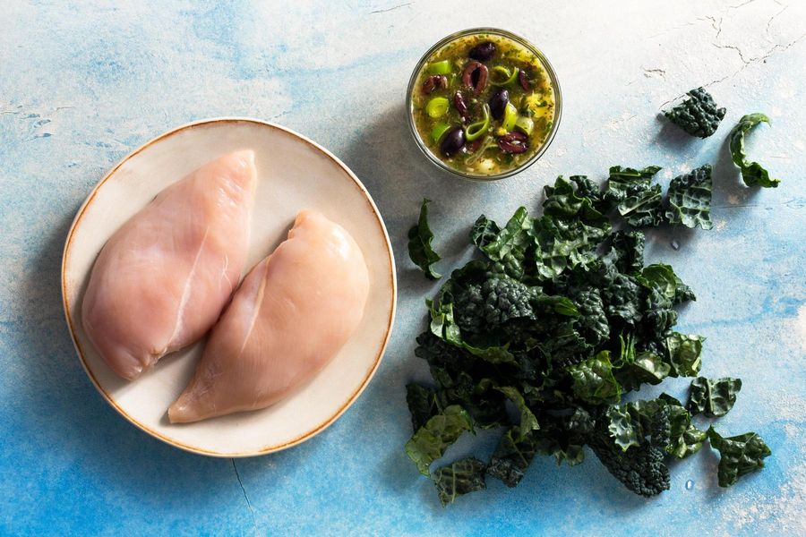 Chicken breasts with olive-leek sauce and sautéed kale
