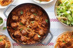 Spaghetti and meatballs with romaine salad