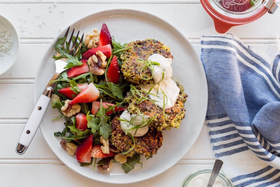 Quinoa fritters with arugula-strawberry salad and walnuts