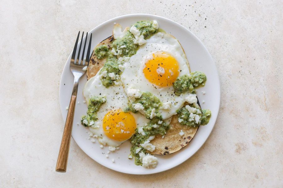 Fried eggs with green romesco