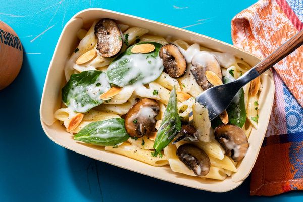 Creamy spinach and mushroom penne with almonds