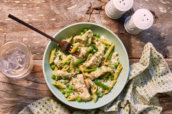 Chicken with chickpea penne in spinach-pesto cream sauce