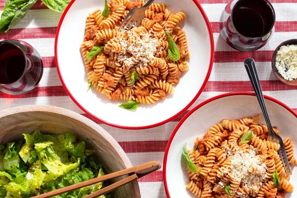 Easy pesto alla Trapanese with fusilli and Italian salad