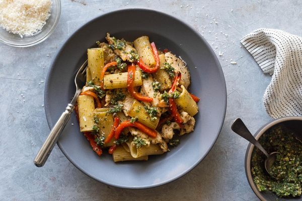 Chicken rigatoni with pesto and red bell pepper
