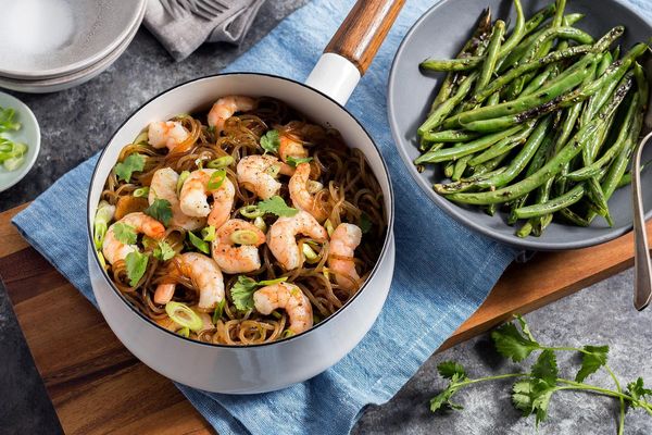 Thai shrimp goong ob woonsen with glass noodles and green beans