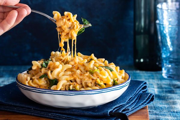 Cheesy fusilli with leeks and wilted greens