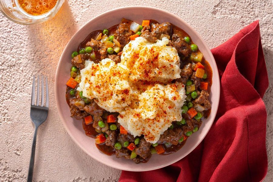 Beef shepherd's pie with peas and garlic mashed potatoes