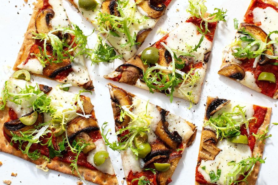 Spicy funghi flatbreads with fresh mozzarella and green olives