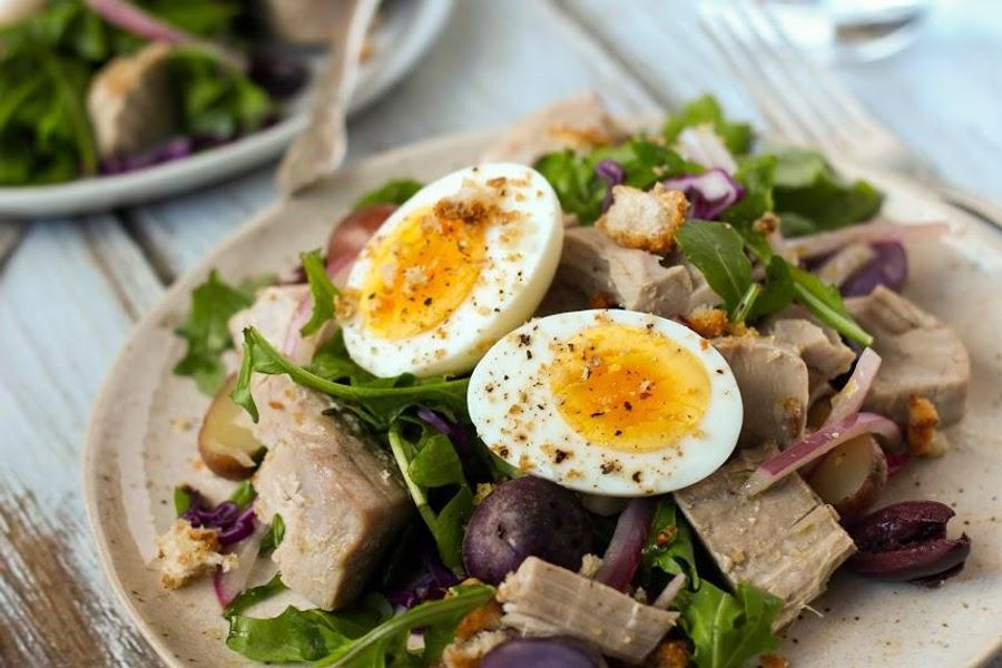 Poached tuna salad with arugula and purple potatoes 