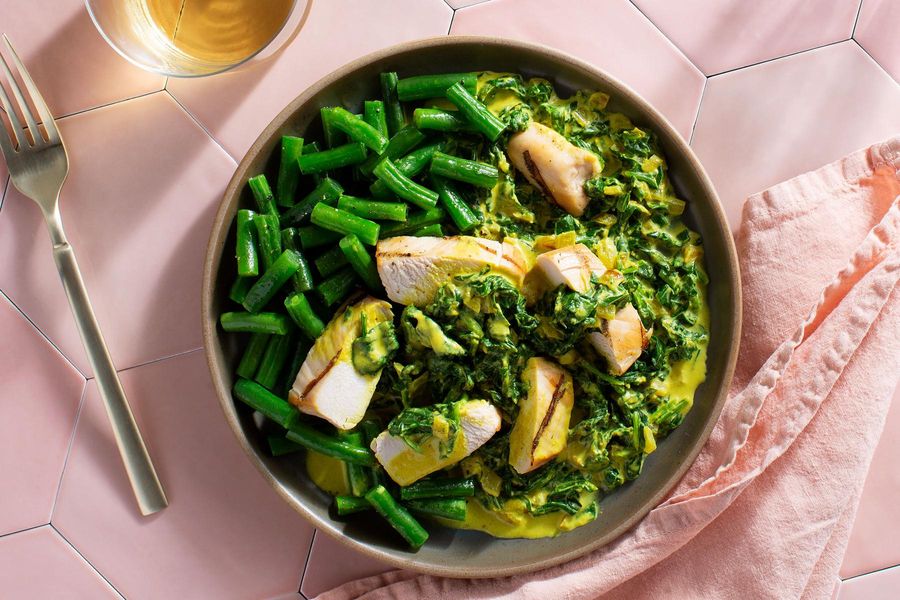 Grilled chicken and green beans with creamy spinach
