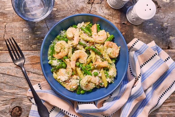 Spinach pesto with chickpea penne and shrimp
