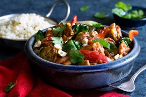 Chicken coconut curry with spinach and cauliflower “rice”