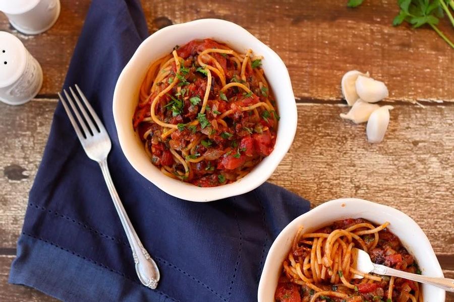 Spaghetti with olives, tomatoes and capers