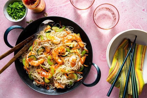 Chicken chow mein with fresh ramen and stir-fried vegetables