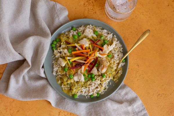 Garlicky chicken and brown rice with carrots and sweet peas