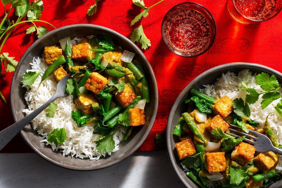 Tempeh tikka masala with green beans and basmati rice