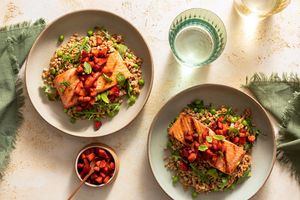 Salmon with balsamic strawberries and farro–sweet pea salad
