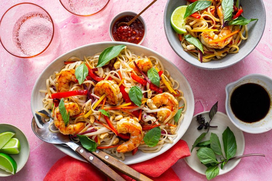 Pad thai with rice noodles, bell pepper, and cashews