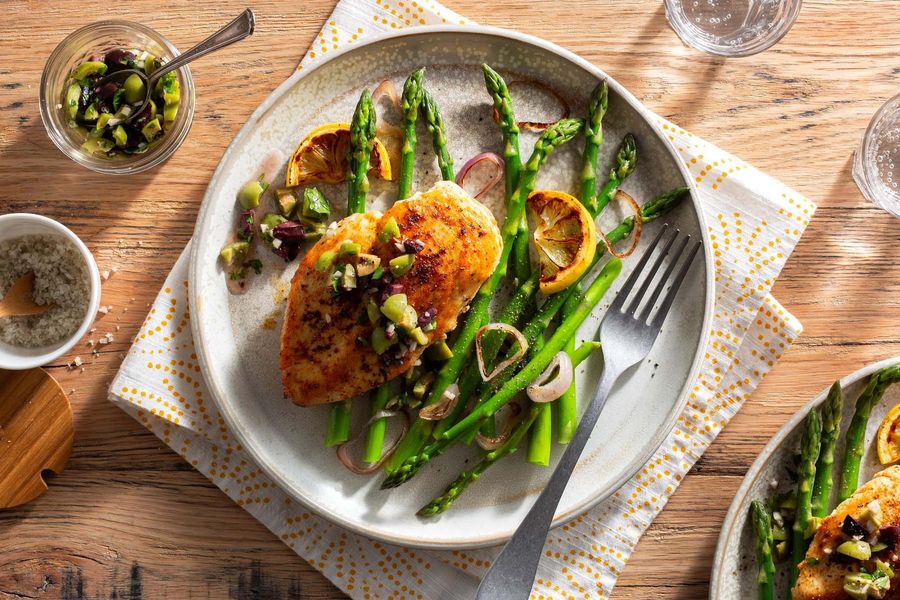 Paprika-rubbed chicken breasts with asparagus and olive tapenade