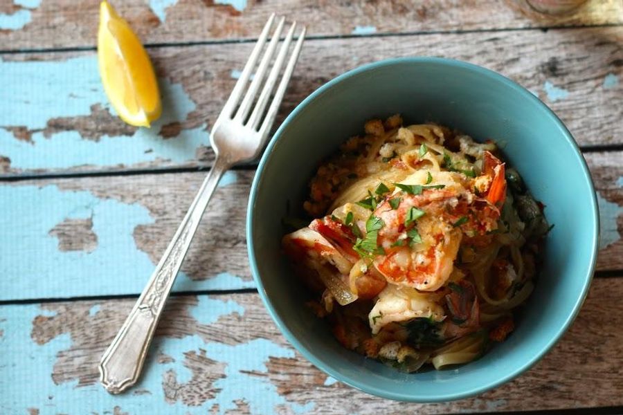 Shrimp linguine with garlic, parsley and crispy croutons 