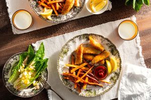Fish sticks with oven fries and rémoulade wedge salad
