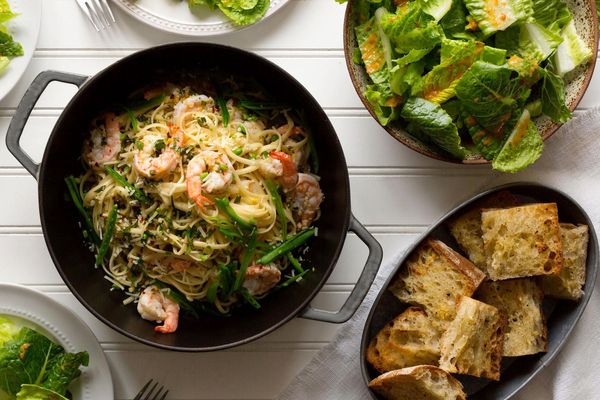 Shrimp scampi with snap peas and garlic bread