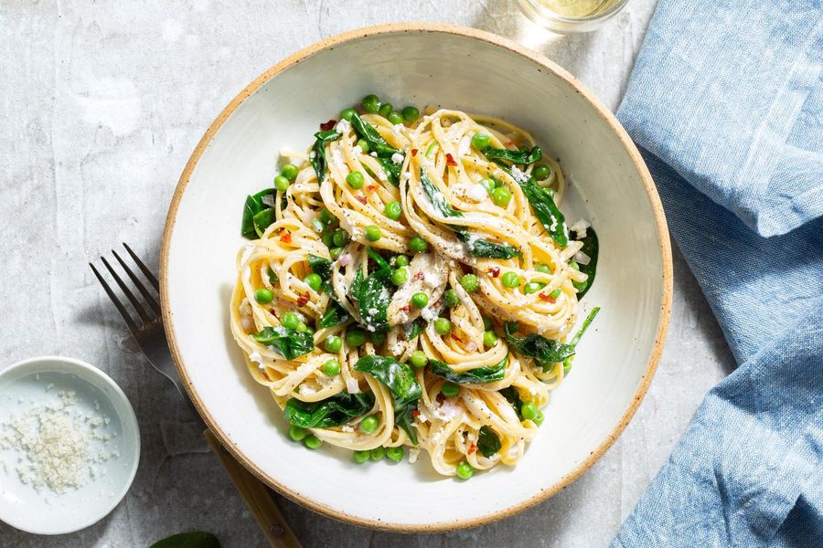 Creamy linguine with peas and pancetta