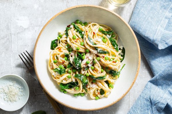 Creamy linguine with peas and pancetta