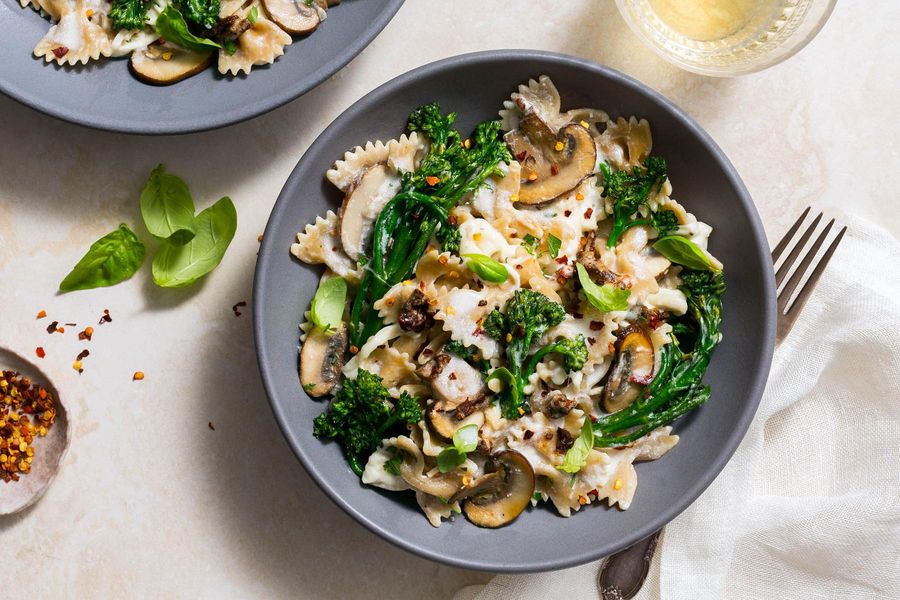 Cheesy farfalle with sun-dried tomatoes and broccoli