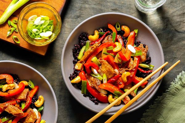 Spicy kung pao chicken with cashews and black rice