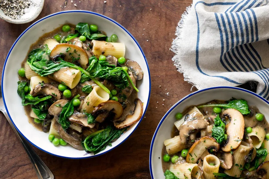 Mushroom stroganoff with spinach and peas