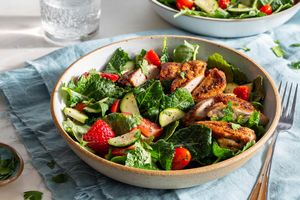 Chipotle-rubbed chicken with strawberry and kale salad