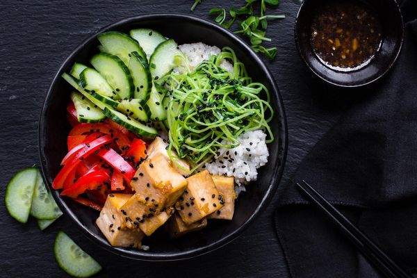 Sushi-rice bowl with teriyaki tofu