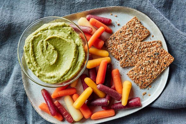 Avocado hummus with rainbow carrots & crackers