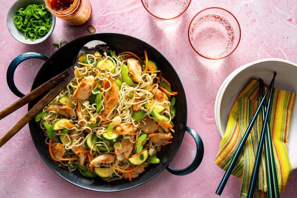 Chicken chow mein with fresh ramen and stir-fried vegetables