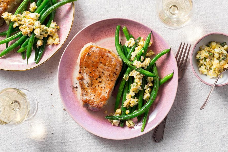 Pork chops with green beans and sauce ravigote