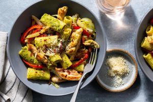 Chicken and gluten-free rigatoni with pesto and bell pepper