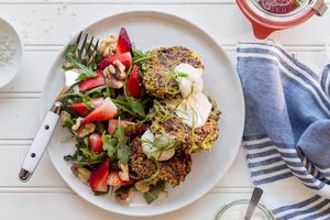 Quinoa fritters with arugula-strawberry salad and walnuts