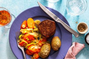 Sweet and spicy Black Angus steaks with Hasselback potatoes and leek