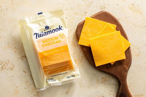 Medium Cheddar Slices, Farmstyle Thick Cut (8 1-oz slices)