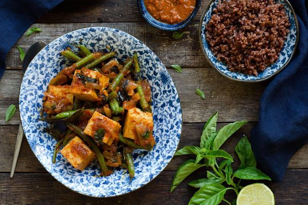 Pad prik king tofu with green beans & red rice