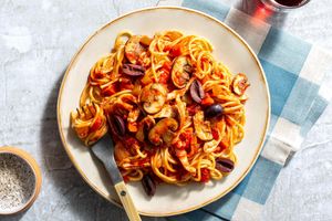 Chicken cacciatore with olives and mushrooms