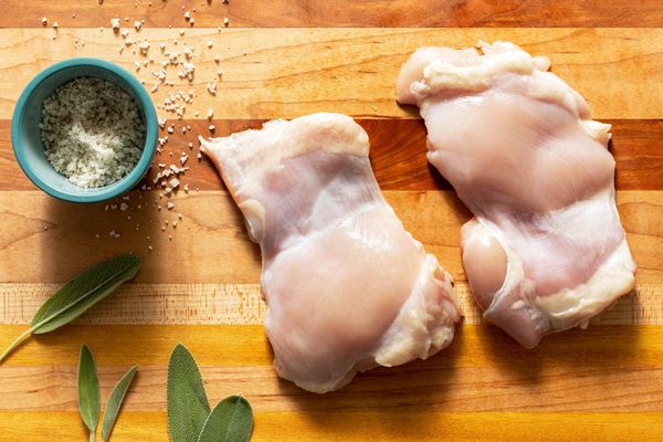 Organic boneless skinless chicken thighs (2 count)