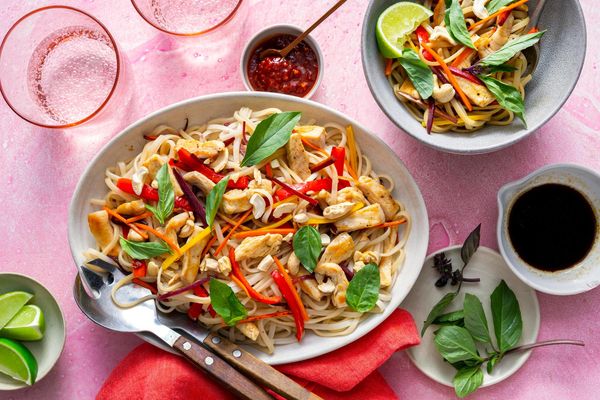 Pad thai with rice noodles, bell pepper, and cashews