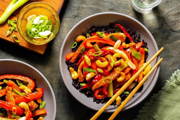 Spicy kung pao chicken with cashews and black rice
